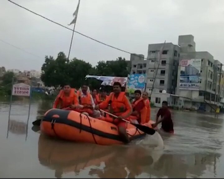 17 NDRF teams deployed after heavy rains in Gujarat ગુજરાતમાં અતિભારે વરસાદના પગલે NDRFની 17 ટીમો તૈનાત કરાઈ, જાણો હવામાન વિભાગે શું કરી આગાહી?