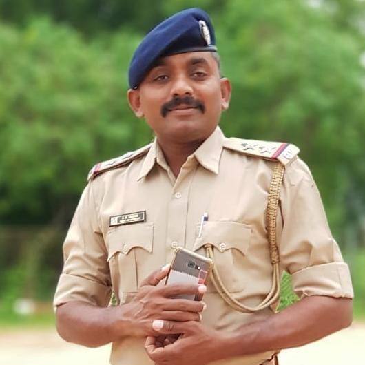 વધુમાં ગોવિંદ ચાવડાએ કહ્યું કે, આ બધામાં એક દોઢ મહિનાની બાળકી પણ હતી જેને બચાવવા માટે મેં તેમના ઘરમાંથી ટબ માંગ્યુ હતું. બાળકને કપડાથી વિંટીને ટબમાં મુકી મારા માથા પર રાખીને તેને બચાવ્યુ હતું. બાદમાં એક કેન્સર પીડિત એક માજીને ખાટલા પર બેસાડી તેમને બચાવાયા હતા. ગોવિંદભાઇએ કહ્યું કે, અમે ત્યાં પહોંચ્યા એટલે અમારી પાસે રેસ્ક્યુ માટેના કોઇ સાધનો નહોતા. અમે એનડીઆરએફને કોલ કર્યો હતો પરંતુ તેઓને અહી આવવામાં વાર લાગે તેવી હતી જેથી અમે જાતે જ લોકોને બચાવવાનો નિર્ણય કર્યો હતો. મને તરતા આવડતું હોવાથી મે લોકો સુધી પહોંચવાનો નિર્ણય લીધો હતો. ઉલ્લેખનીય છે કે પીએસઆઇ ગોવિંદભાઇની કામગીરીની વડોદરા પોલીસ કમિશનરે પણ પ્રશંસા કરી હતી.