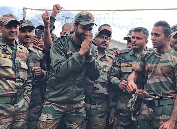 vicky kaushal with india army making chapati for jawans ઇન્ડિયન આર્મીની વચ્ચે પહોંચ્યો બોલિવૂડનો આ એક્ટર, જવાનો માટે બનાવી રોટલી, જુઓ Pics