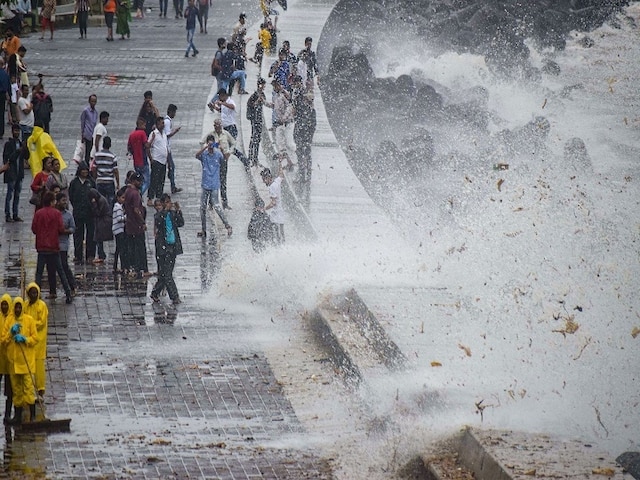 Heavy Rainfall to continue with gusty winds and High tide today મુંબઈ થયું પાણી પાણી, ભારે વરસાદથી લોકલ ટ્રેન સેવા પ્રભાવિત, હાઈ ટાઈટની ચેતવણી