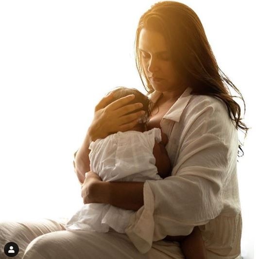 Bollywood Actress neha dhupia shares breastfeeding photo દિકરીને બ્રેસ્ટફીડિંગ કરાવતા નેહા ધૂપિયાએ શેર કરી ખાસ પોસ્ટ