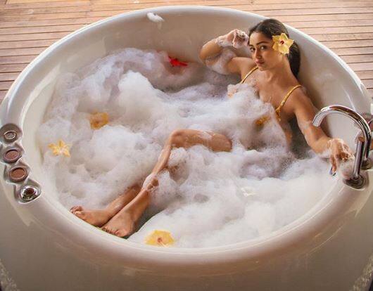 Tridha choudhury share bold pics instagram TV સીરિયલની આ જાણીતી સંસ્કારી વહુએ બતાવ્યો બોલ્ડ અંદાજ, જોઈને ફેન્સ રહી ગયા દંગ, જુઓ તસવીરો