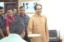 કલમ 370 હટી તો કઇ પાર્ટીના નેતાઓ ખુશ થઇ ગયા ને એકબીજાને ખવડાવવા લાગ્યા મીઠાઇઓ, જુઓ તસવીરો