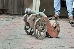 #Article370 ભાવનગરમાં સાધુએ અનોખી રીતે કરી ઉજવણી, તોપ ફોડી સલામી આપી સરકારના નિર્ણયને આવકાર્યો