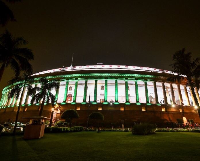 Parliament illuminated after resolution to revoke Article 370 Article 370: દિલ્હીમાં સંસદ ભવનને રોશનીથી શણગારવામાં આવ્યું, જુઓ તસવીરો