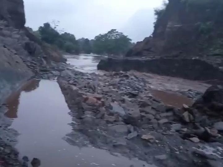 Village Lake leak in Chhota udapur on last night મોડી રાતે છોટાઉદેપુરમાં તળાવ લીક થતાં શું થયા હાલ? જાણો વિગત