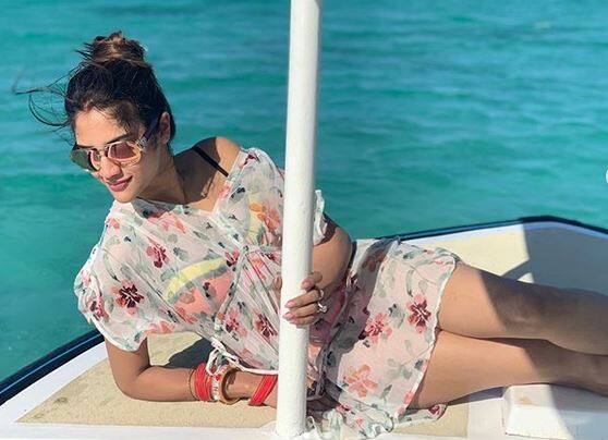 બાંગ્લા અભિનેત્રી અને તૃણમુલ કોંગ્રેસની સાંસદ નુસરત જહાં આ વેકેશન ગાળવા તેના પતિ નિખિલ જૈન સાથે માલદીવમાં છે. તેણે ઈન્સ્ટાગ્રામ પર અપલોડ કરેલી તસવીરોમાં વેસ્ટર્ન આઉટફિટ્સમાં જોવા મળી રહી છે.