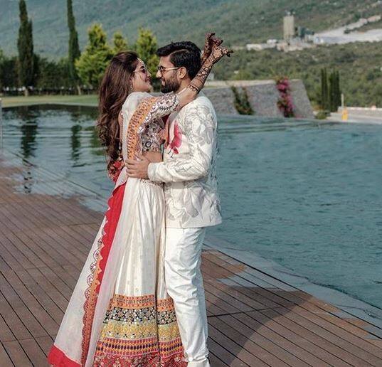 નુસરત અને નિખિલ જૈનના લગ્ન 19 જૂનના રોજ થયા હતા. બંનેના લગ્ન તુર્કીની રાજધાની ઈસ્તંબુલમાં થયા હતા. લગ્ન બાદ નુસરત જહાંએ કોલકાતામાં શાનદાર રિસેપ્શન આપ્યું હતું. (તસવીર સૌજન્યઃ નુસરત જહાં ઈન્સ્ટાગ્રામ)