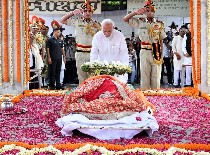 સુષ્મા સ્વરાજ પંચતત્વમાં વિલીન, પુરા રાજકીય સન્માન સાથે અંતિમ વિદાય, દેશે આપી શ્રદ્ધાંજલિ former external affairs minister sushma swarajs last rites today સુષ્મા સ્વરાજ પંચતત્વમાં વિલીન, પુરા રાજકીય સન્માન સાથે અંતિમ વિદાય, દેશે આપી શ્રદ્ધાંજલિ