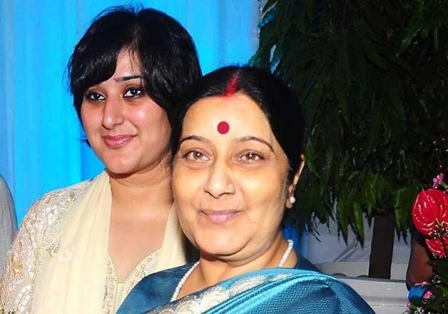 sushma swaraj former foreign minister merged in eternity leaving single daughter bansuri આ છે સુષ્મા સ્વરાજનાં પુત્રી બાંસુરી, જાણો વિદેશ ભાગી ગયેલા ક્યા કૌભાંડીના કારણે વિવાદમાં સપડાયાં હતાં?