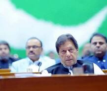 કાશ્મીર મુદ્દે પાકિસ્તાનમાં ધમાસાન, ગુસ્સે ભરાયેલા ઇમરાન ખાન બોલ્યા- ભારત પર હુમલો કરી દઇએ?