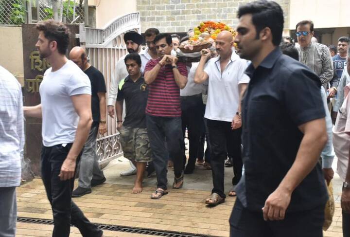 અભિનેતા રિતિક રોશનના નાના અને બોલીવુડના જાણીતા ડાયરેક્ટર જે ઓમ પ્રકાશનું નિધન થયું હતું. તેઓ 93 વર્ષના હતા. તેમના નિધનની જાણકારી એક્ટર દીપક પરાશરે ટ્વિટર એકાઉન્ટથી આપી હતી. નાનાના નિધનની ખબરથી દુઃખી રિતિક રોશનની બહેન સુનૈના રોશન અંતિમ દર્શન વખતે ધ્રુસકેને ધ્રુસકે રડી પડી હતી.