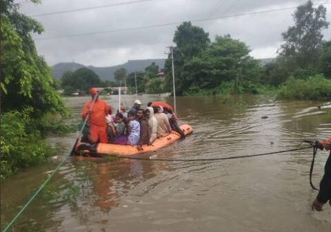 મહારાષ્ટ્રના સાંગલીમાં બોટ પલટી જતા 9નાં મોત, 16 લોકોનું રેસ્ક્યૂ મહારાષ્ટ્રના સાંગલીમાં બોટ પલટી જતા 9નાં મોત, 16 લોકોનું રેસ્ક્યૂ