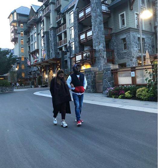 kapil sharma romantic walk with ginni in canada પત્ની ગિન્ની સાથે કેનેડાના રસ્તાઓ પર રોમેન્ટિક અંદાજમાં વોક કરતો જોવા મળ્યો કપિલ શર્મા