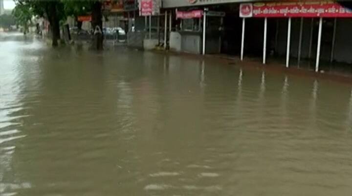 વરસાદી પાણી ભરાતાં અમદાવાદના ચાર અંડરબ્રિજ બંધ કરી દેવાયા Four underpass bridges of Ahmedabad were closed due to rain વરસાદી પાણી ભરાતાં અમદાવાદના ચાર અંડરબ્રિજ બંધ કરી દેવાયા