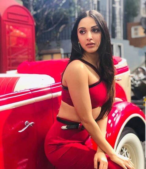 કિયારા હવે ફિલ્મ ‘ગૂડ ન્યૂઝ’માં નજર આવશે. આ ફિલ્મમાં કિયારા સાથે અક્ષય કુમાર, દિલજીત દોસાંઝ અને કરીના કપૂર ખાન મુખ્ય ભૂમિકામાં નજર આવશે. આ ફિલ્મ 27 નવેમ્બર 2019 ના રોજ રિલીઝ થશે. (તસવીર- ઈન્સ્ટાગ્રામ)