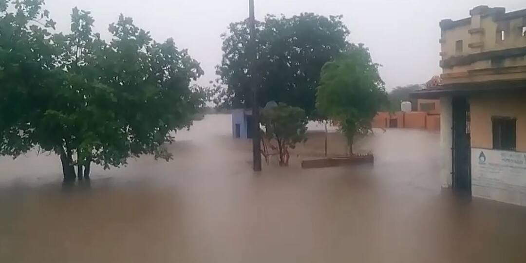 Heavy rain causes flood-like situation in Gujarat ગુજરાતમાં મેઘતાંડવ, બે વાગ્યા સુધીમાં ક્યાં કેટલો ઇંચ પડ્યો વરસાદ?