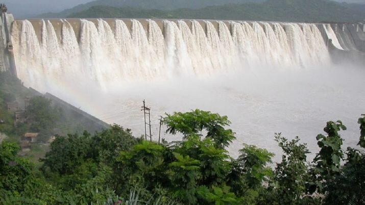 Sardar Sarovar's Dam water level at all-time high of 131.48 metre સરદાર સરોવર ડેમમાં સતત થઇ રહી છે પાણીની આવક, મોડી રાત્રે 28 દરવાજા ખોલાશે