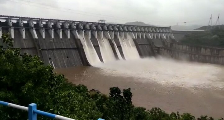 Gujarat floods: Narmada dam Eight gates નર્મદાઃ સરદાર સરોવર ડેમના આઠ દરવાજા ખોલાયા, જાણો કેટલા ક્યુસેક છોડાઇ રહ્યું છે પાણી?