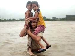 મોતના મુખમાંથી ખભ્ભે બેસાડીને બે છોકરીઓને બચાવનાર આ પોલીસ કોન્સ્ટેબલ કોણ છે? ઓળખો