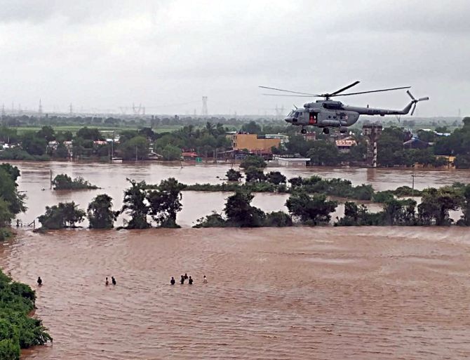 Flood and heavy rain in Gujarat karnataka kerala maharastra પૂરનો કહેર યથાવત, ગુજરાત સહિત ચાર રાજ્યોમાં 100થી વધુ લોકોના મોત