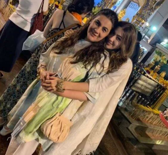 સારા પોતાની માતા સાથે ત્યાંના મંદિરમાં દર્શન કરવા પણ પહોંચી હતી. 