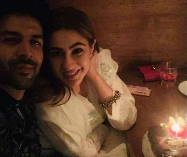 સારાના જન્મદિવસ માટે એક્ટર કાર્તિન આર્યન પણ આવી પહોંચ્યો હતો. સારાના જન્મદિવસની તસવીર શેર કરતા લખ્યું, હેપ્પી બર્થડે પ્રિંસેસ (તમામ તસવીરો સોશિયલ મીડિયા)