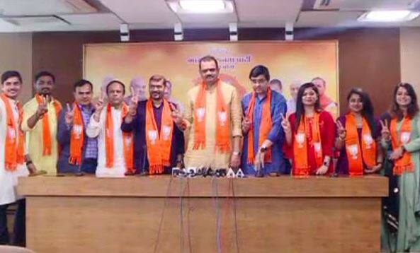 ગાંધીનગરઃ ભારતીય જનતા પાર્ટી દ્વારા હાલ ગુજરાત સહિત દેશના નાગરિકોને પાર્ટીમાં જોડવાનું અભિયાન ચલાવવામાં આવી રહ્યું છે. જે અંતર્ગત આજે ગાંધીનગરના કમલમ્ ખાતે પ્રદેશ પ્રમુખ જીતુ વાઘાણીની ઉપસ્થિતિમાં ગુજરાતના જાણીતા કલાકારોએ ભાજપમાં સભ્યપદ પ્રાપ્ત કર્યું હતું. આજે કમલમ્ ખાતે જાણીતા લોક સાહિત્યકાર ઘનશ્યામ લાખાણી, સિંગર ઉર્વશી રાદડિયા, હિતેશ અંટાળા ભાજપમાં જોડાઇને ભગવો કેસ ધારણ કર્યો હતો. આ સિવાય દેવાંગી પટેલ, કિરણ ગજેરા, સુખદેવ ધામેલિયા, અલ્પેશ પટેલ, સંજય સોજીત્રા ભાજપમાં જોડાયા હતા. 