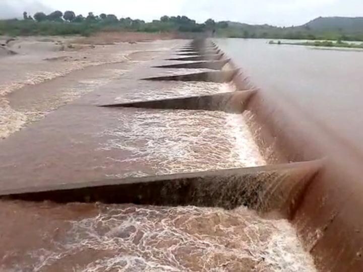 Alert 13 villages of Banaskantha leaving water in the river ઉપરવાસમાં ભારે વરસાદના કારણે બનાસ નદી બે કાંઠે વહેતી થઈ, કયા 13 ગામો કરાયા એલર્ટ? જાણો વિગત