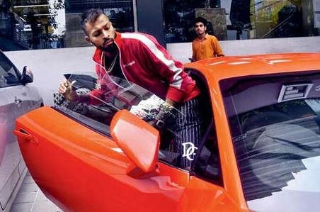 Mumbai Hardik Pandya and Krunal Pandya spotted in orange Lamborghini હાર્દિક પંડ્યાએ ખરીદી ધોની-કોહલીથી પણ મોંઘી કાર, જુઓ તસવીરો