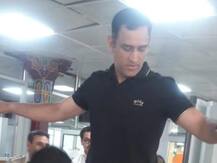 મહેન્દ્ર સિંહ ધોની આર્મી ડ્યુટી પરથી પરત ફર્યો, એરપોર્ટ પર સામાન્ય વ્યક્તિની જેમ કરાવ્યું ચેકિંગ