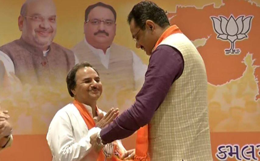 જાણીતા ભજનીક હેમંત ચૌહાણ સહિતના દિગ્ગજ કલાકારો ભાજપમાં થયા સામેલ, જાણો વિગતે Gujarati folk singer hemant chauhan sangeeta labadiya and others join bjp જાણીતા ભજનીક હેમંત ચૌહાણ સહિતના દિગ્ગજ કલાકારો ભાજપમાં થયા સામેલ, જાણો વિગતે