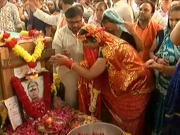 People of Vadodara assemble to pay last respects to martyred jawan Sanjay Sadhu વડોદરામાં શહીદ જવાનની નીકળી અંતિમ યાત્રા, પત્નીએ સોળે શણગારથી સજ્જ થઈને પતિને આપી અંતિમ વિદાય