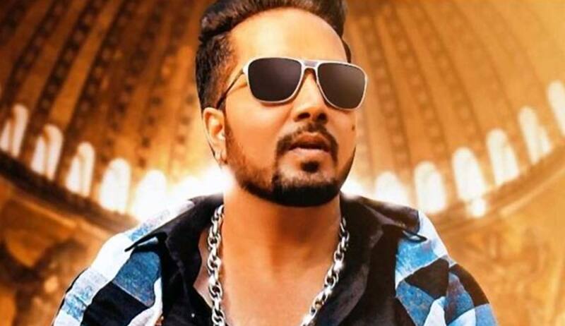 mika singh on pakistan performance issue પાકિસ્તાનમાં પરફોર્મ કરવા મામલે મીકા સિંહે માંગી માફી, FWICEએ પ્રતિબંધ હટાવ્યો