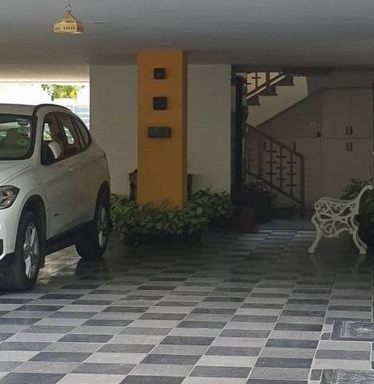 પી ચિદમ્બરમના જોરબાગ સ્થિત આલીશાન બંગલાની કિંમત 16 કરોડ રૂપિયાથી વધારે છે અને તેમાં જ તેઓ રહે છે. વૈભવી બંગલામાં કાર પાર્કિંગ પણ છે. જ્યાં ગાડીઓ પડેલી જોઈ શકાય છે.