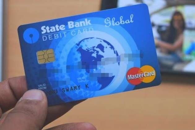 sbi chairman rajnish kumar set target to eliminate debit card and increase digital payments SBIના ગ્રાહકો માટે મોટા સમાચાર, બંધ થઈ જશે ATM કાર્ડ! રૂપિયા ઉપાડવા માટે કરવું પડશે આ કામ