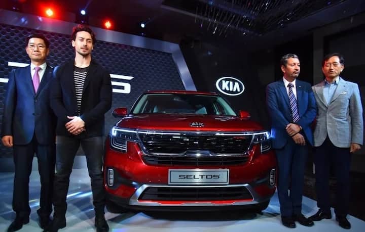  Kia Motorsએ નવી Seltos એસયુવી કાર ભારતમાં લોન્ચ કરી દીધી છે. કાર લોન્ચિંગ ઇવેન્ટ પર કંપની બ્રાન્ડ એમ્બેસેડર ટાઈગર શ્રોફ પણ હાજર રહ્યો હતો. 