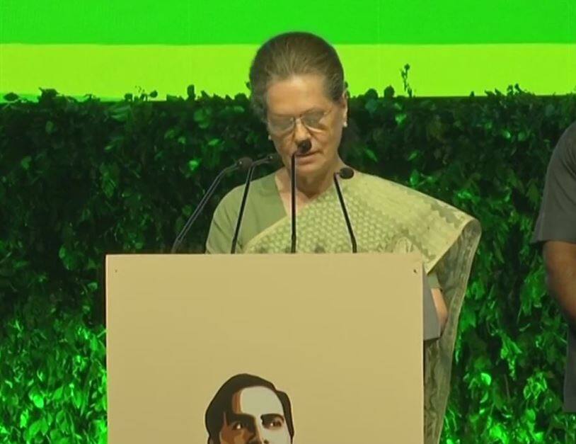 સોનિયા ગાંધીએ કહ્યુ- રાજીવ 1984માં સત્તામાં આવ્યા પરંતુ ક્યારેય ડર ફેલાવ્યો નથી Rajiv Gandhi got full majority in 1984, never used powers to spread fear: Sonia Gandhi સોનિયા ગાંધીએ કહ્યુ- રાજીવ 1984માં સત્તામાં આવ્યા પરંતુ ક્યારેય ડર ફેલાવ્યો નથી