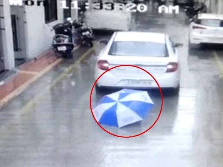 A 5-year-old kid Below the car while the driver was taking a reverse car in Surat સુરત: ચાલક કાર રિવર્સ લે તો હતો ત્યારે નાનું બાળક કાર નીચે આવી ગયું પછી શું થયું? વીડિયો જોઈને તમારા રૂંવાડા ઉભા થઈ જશે