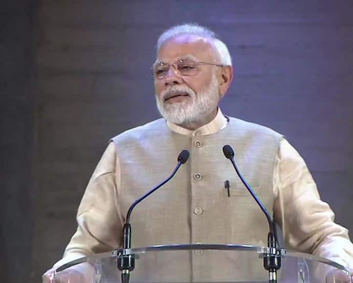 PM Modi addresses Indian community in Paris પેરિસમાં બોલ્યા વડાપ્રધાન મોદી- નવા ભારતમાં ભ્રષ્ટાચાર, ટ્રિપલ તલાક અને પરિવારવાદ માટે જગ્યા નથી