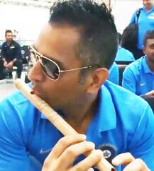 જન્માષ્ટમી પર ધોની બન્યો કૃષ્ણ, વાંસળી વગાડતો વીડિયો થયો વાયરલ