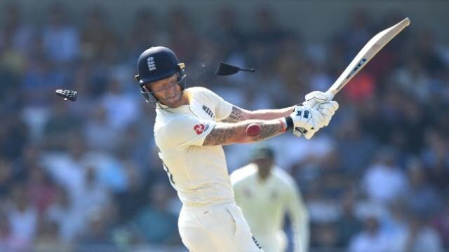 helmet broken and injured to ben stokes by bouncer બાઉન્સર વાગ્યો, હેલમેટ તુટ્યુ, ઇજા થઇ, છતાં પોતાની ટીમને જીતાડીને જ મેદાનની બહાર ગયો આ બેટ્સમેન, જુઓ વીડિયો