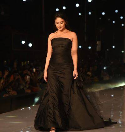 કરિના આ વર્ષે ફેશન ડિઝાઈનર ગૌરી અને નૈનિકાને રિપ્રેઝેન્ટ કરવા માટે રેમ્પ વોક પર ઉતરી હતી.