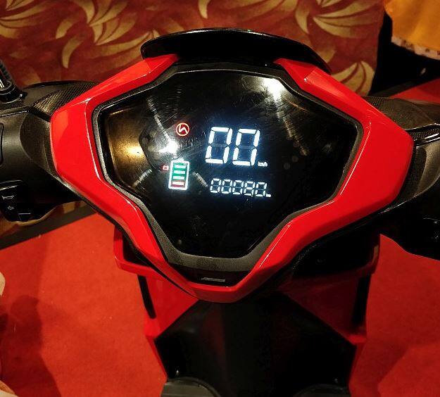 હીરો ડેશમાં 28Ah લિથિયમ આયન બેટરી આપવામાં આવી છે. બેટરી ફૂલ ચાર્જ થવામાં 4 કલાકનો સમય લાગશે. આ સ્કૂટરમાં એલઈડી ડીઆરએલ, એલઈડી હેડલાઇટ્સ, ડિજિટલ ઈન્સ્ટ્રૂમેન્ટ કલસ્ટર, યુએસબી ચાર્જિંગ પોર્ટ, ટ્યૂબલેસ ટાયર જેવી સુવિધા આપવામાં આવી છે.