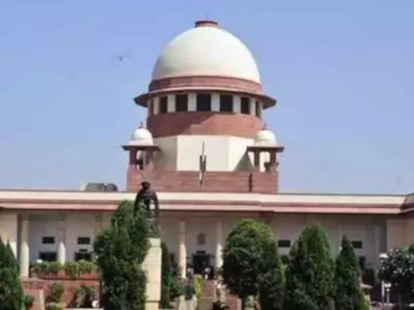 supreme court on article 370 and jammu kashmir કલમ 370 પર સુપ્રીમની કેન્દ્રને નૉટિસ, મામલો પાંચ સભ્યોની બંધારણીય બેન્ચને સોંપ્યો, ઓક્ટોબરમાં સુનાવણી
