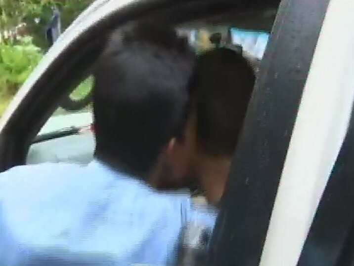 Kerala  man kisses Congress MP Rahul Gandhi during his visit to Wayanad  વાયનાડમાં રાહુલ ગાંધીને એક વ્યક્તિએ અચાનક કરી લીધી કિસ, વીડિયો થયો વાયરલ
