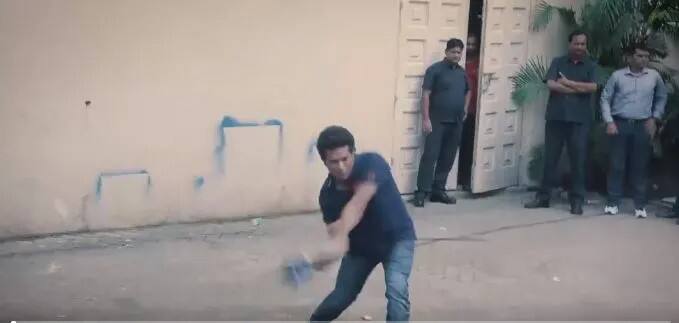 sachin tendulkar played cricket with abhishek and varun dhawan બૉલીવુડના બે સ્ટાર એક્ટર સાથે મુંબઇની ગલીઓમાં ક્રિકેટ રમતો દેખાયો સચિન, વીડિયો વાયરલ