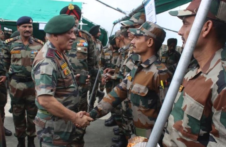 Army chief Bipin rawat in Srinagar jammu kashmir 370 હટાવ્યા બાદ પ્રથમવાર શ્રીનગર પહોંચ્યા આર્મી ચીફ, જવાનો સાથે કરી વાતચીત