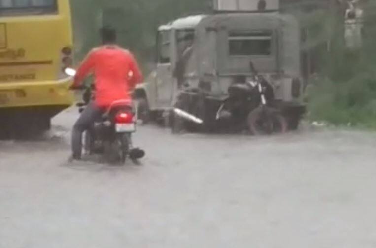 Heavy rain in deesa palanpur banaskantha બનાસકાંઠા જિલ્લામાં મેઘરાજાની ધમાકેદાર એન્ટ્રી, ડીસા, પાલનપુર, ધાનેરામાં વરસાદ