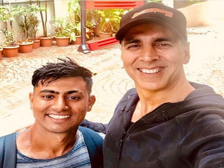 Akshay Kumar s fan met him after walked 900 km in 18 days from Dwarka to Mumbai ડાઈહાર્ડ ફેન: અક્ષય કુમારને મળવા માટે દ્વારકાથી યુવક 900 કિમી ચાલતા મુંબઈ પહોંચ્યો !